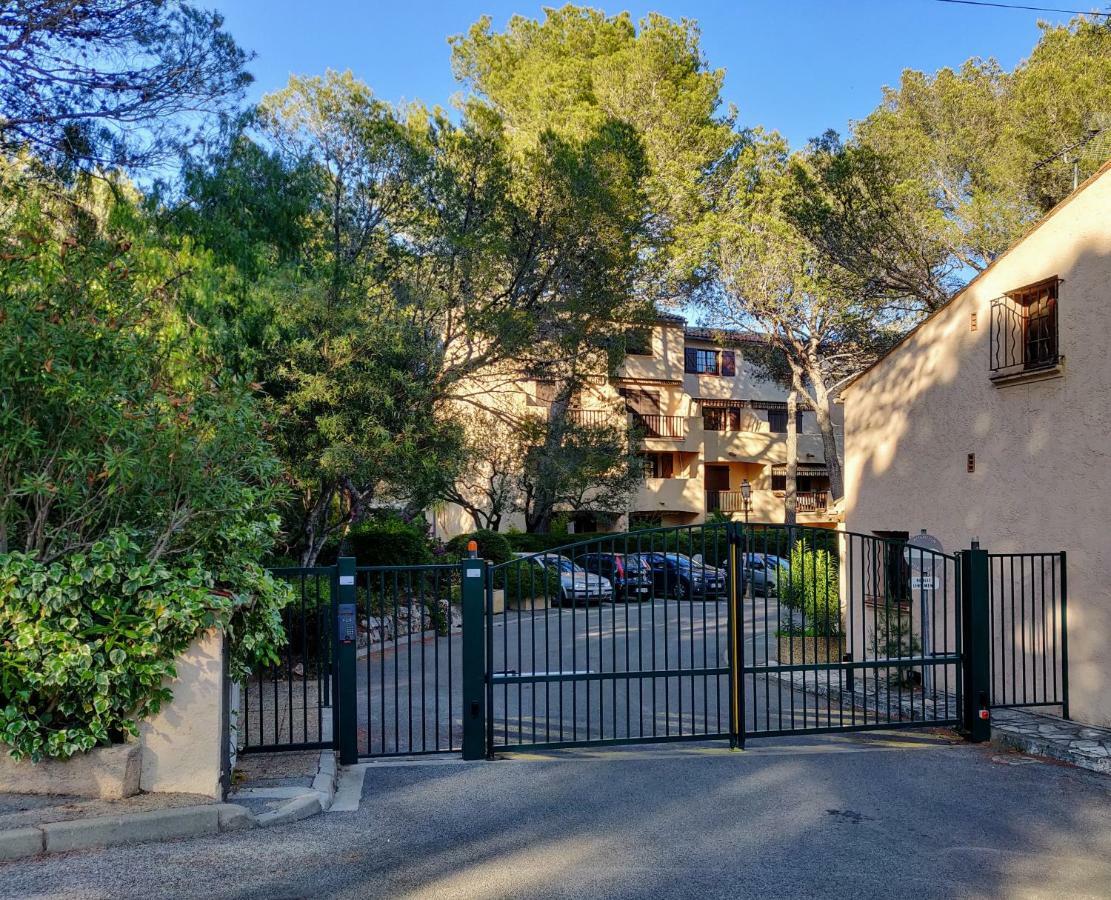 Le Hameau Des Pins Apartman Saint-Raphaël Kültér fotó